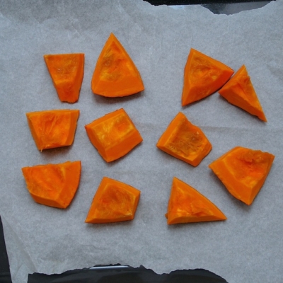 Geschnittener Bio-Kürbis auf einem Blech.