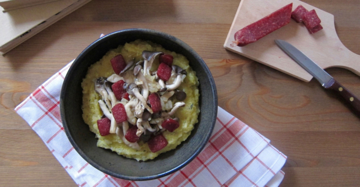 Kräuter-Polenta mit Pilzen und Cabanossi