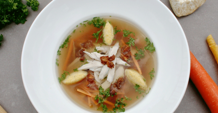 Kraftsuppe vom Mini-Gockel mit Polentanockerl und Knusper