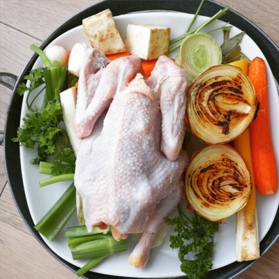 Zutaten für eine Kraftsuppe auf einem Teller.