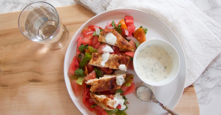 Koriander-Hendl auf Melonen-Paradeiser-Salsa