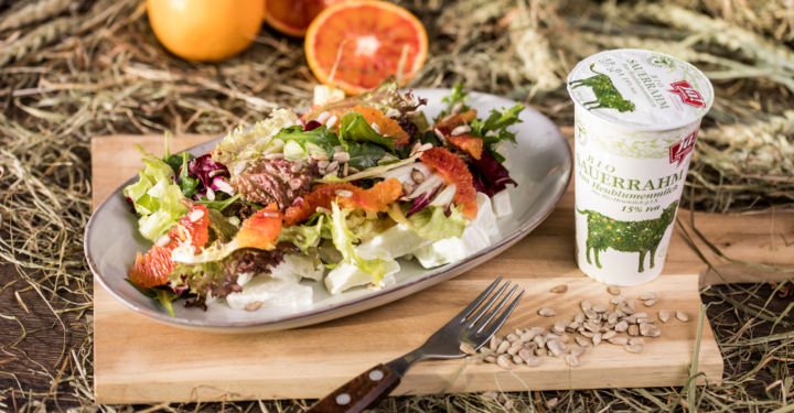 Kohlrabi-Blutorangen-Salat mit Heublumen-Sauerrahm