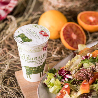 Ein Becher Ja! Natürlich Bio-Sauerrahm.