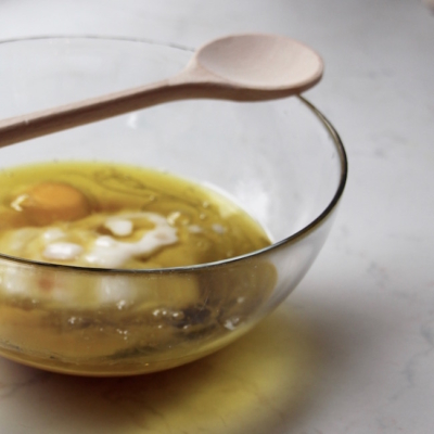 Zutaten liegen in einer Schüssel bereit.