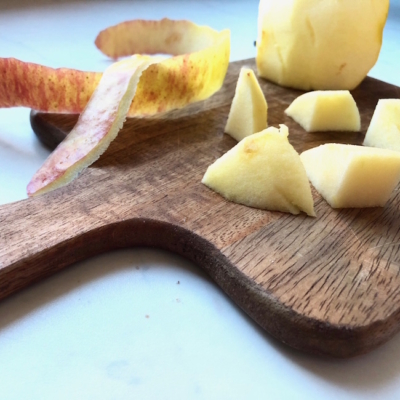 Bio-Apfelstücke auf einem Brett.