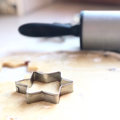 Ausgerollter Keksteig mit einer Sternform.