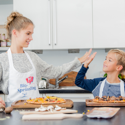 Zwei Personen geben sich ein Highfive.