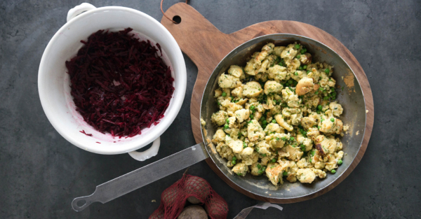 Käseschmarren mit Erbsen und rote Rüben Salat