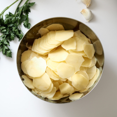 Bio-Erdäpfelscheiben in einer Schüssel.