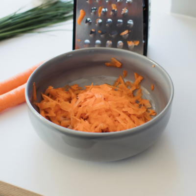 Geriebene Bio-Karotten in einer Schüssel.