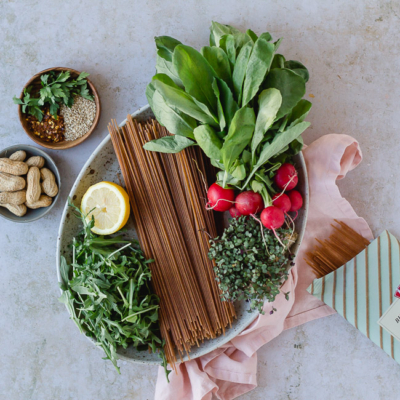 Asiatischer Nudelsalat mit Radieschen, Rucola und Sprossen