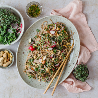 Asiatischer Nudelsalat mit Radieschen, Rucola und Sprossen