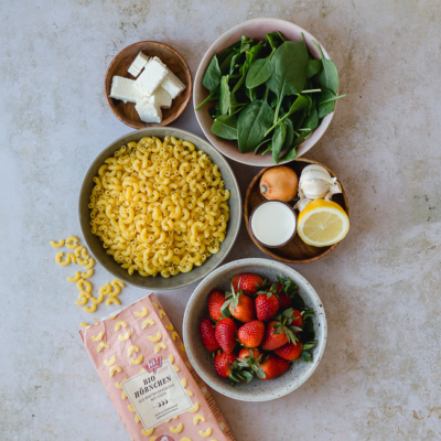 Zitronenhörnchen mit Spinat, Feta Käse und Erdbeeren