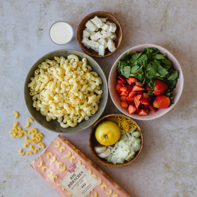 Zitronenhörnchen mit Spinat, Feta Käse und Erdbeeren
