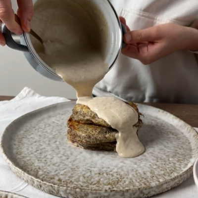 Bio-Germknödel Pancakes Rezept von Ja! Natürlich, Step 4 mit Vanillesauce servieren