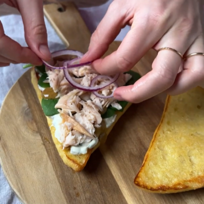 Bio-Fischburger von Ja! Natürlich Bio-Zwiebel drauf verteilen