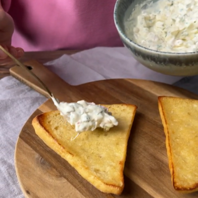 Bio-Fischburger von Ja! Natürlich Bio-Weckerl belegen mit Remoulade