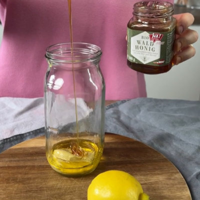 Bio-Fischburger von Ja! Natürlich Dressing mit Bio-Honig anrühren