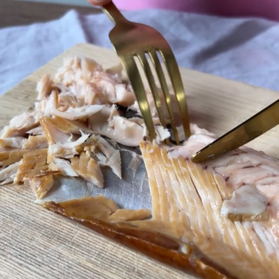 Bio-Fischburger von Ja! Natürlich Bio-Seeforelle in Stücke reißen