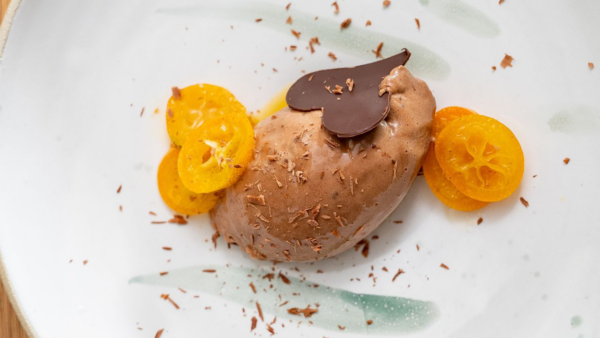 Schokoladenmousse mit Grapefruit-Granité & eingelegten Kumquats
