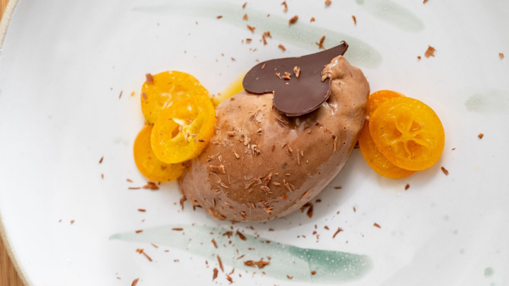 Schokoladenmousse mit Grapefruit-Granité & eingelegten Kumquats