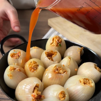 Gefüllte Bio-Zwiebel, Step 4, Bio-Zwiebel mit Brühe übergießen