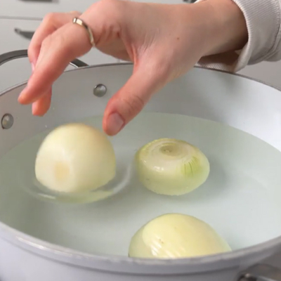 Gefüllte Bio-Zwiebel, Step 1 Bio-Zwiebel kochen