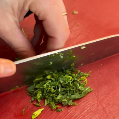 Bio-Rezept Orangen-Carpaccio mit Goldhirse-Tabouleh, Step 2, Kräuter schneiden
