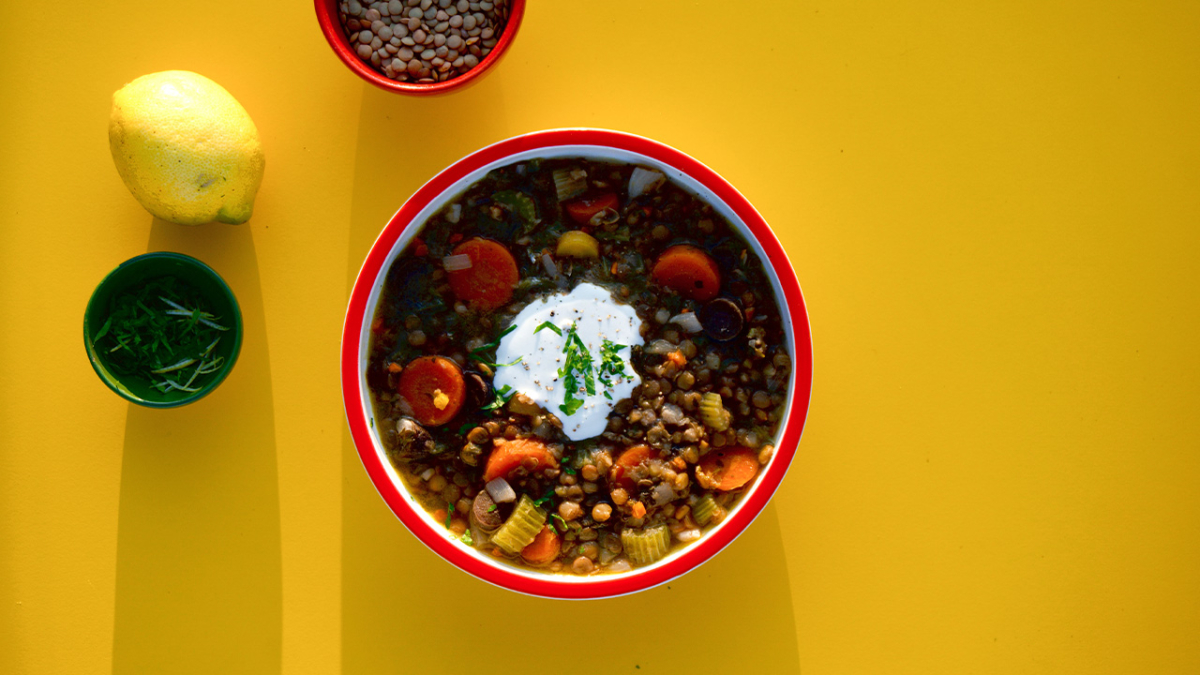 Herzhafte Linsensuppe mit Whipped Feta Cream | Rezept – Ja! Natürlich Herzhafte Linsensuppe mit Whipped Feta Cream | Rezept – Ja! Natürlich