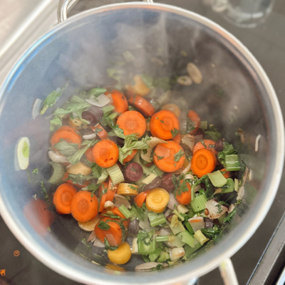 Herzhafte Linsensuppe, Step 3, Gemüse anbraten