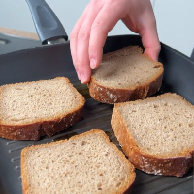 Bio-Brot wird in de Pfanne geröstet