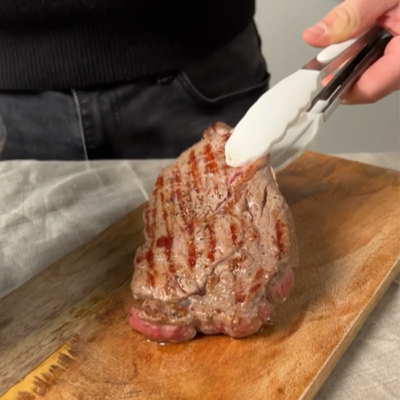 Bio-Steak wird auf ein Brett gelegt