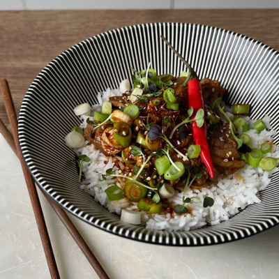 Bio-Rindfleisch in einer Schale mit Chili