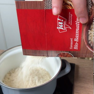 Bio-Reis in einem Topf kochen