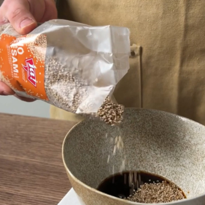 Bio-Sesam in eine Schale mit weiteren Zutaten geben