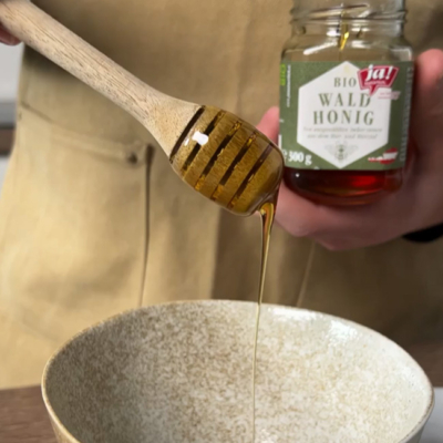 Bio-Honig in eine Schale geben