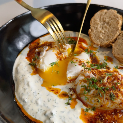 Bio-Eier werden mit Messer und Gabel aufgeschnitten