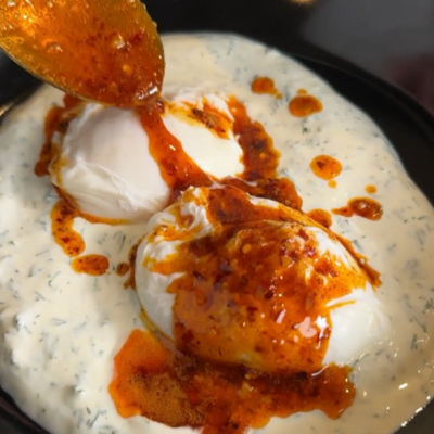 Bio-Chiliöl über die Eier geben