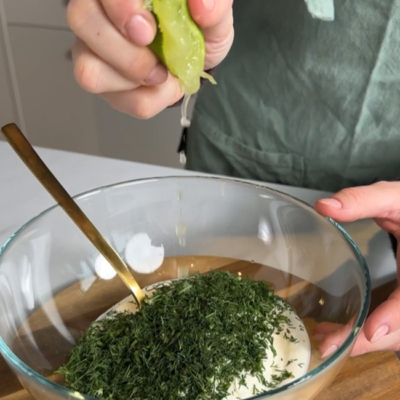 Bio-Joghurt griechischer Art mit Limettensaft verfeinern