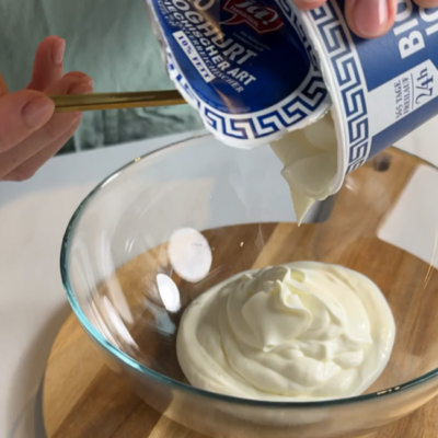 Bio-Joghurt griechischer Art in eine Schale geben