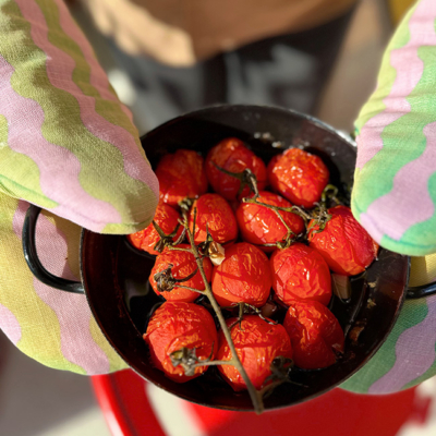 Bio-Tomaten gebacken in einer Pfanne