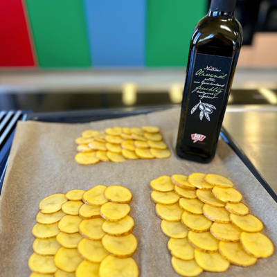 Bio-Erdäpfel werden auf ein Backblech aufgelegt