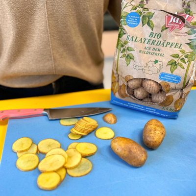 Bio-Erdäpfel werden fein geschnitten