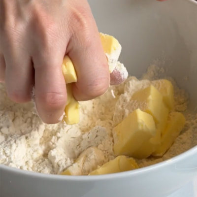 Bio-Mehl, Bio-Butter werden zu einem Teig geknetet