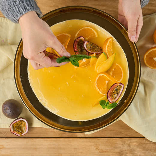 Torte mit frischen Früchten dekorieren
