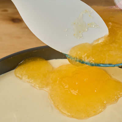 Glasur auf der Torte verteilen