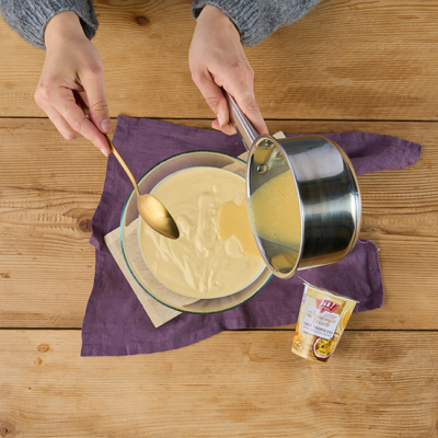 Creme für die Torte anrühren und Sommerfrisch Joghurt hinzufügen