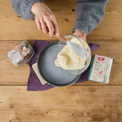 Teig wird angerührt und in einem Springform gefüllt