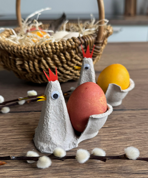 Deko-Huhn aus Eierkarton mit gefärbtem Bio-Ei