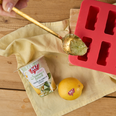 Flüssigkeit wird in die Eisformen gefüllt.